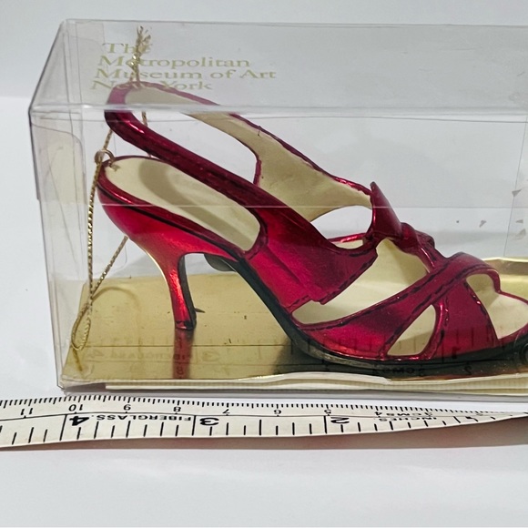 Metropolitan Museum of Art New York red shoe decor in sealed box. - Picture 14 of 14
